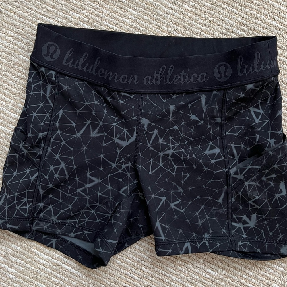 Lululemon shorts print size 6/small